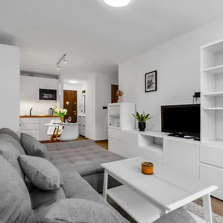 Downtown - Workspace, Park & Metro Nearby - Rentujemy Varsóvia