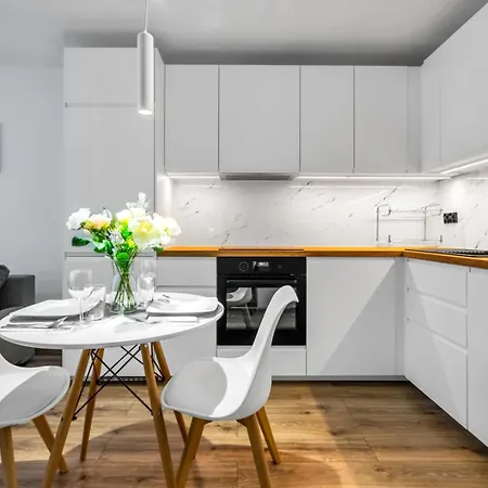 Downtown - Workspace, Park & Metro Nearby - Rentujemy Apartment *