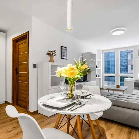 Downtown - Workspace, Park & Metro Nearby - Rentujemy Apartment