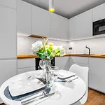 Lägenhet Downtown - Workspace, Park & Metro Nearby - Rentujemy Warszawa